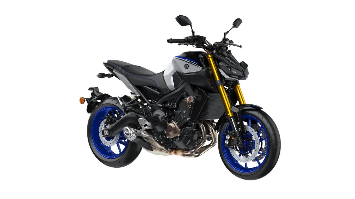 2018-Yamaha-MT09DX-EU-Silver_Blu_Carbon-Studio-001-03.jpg