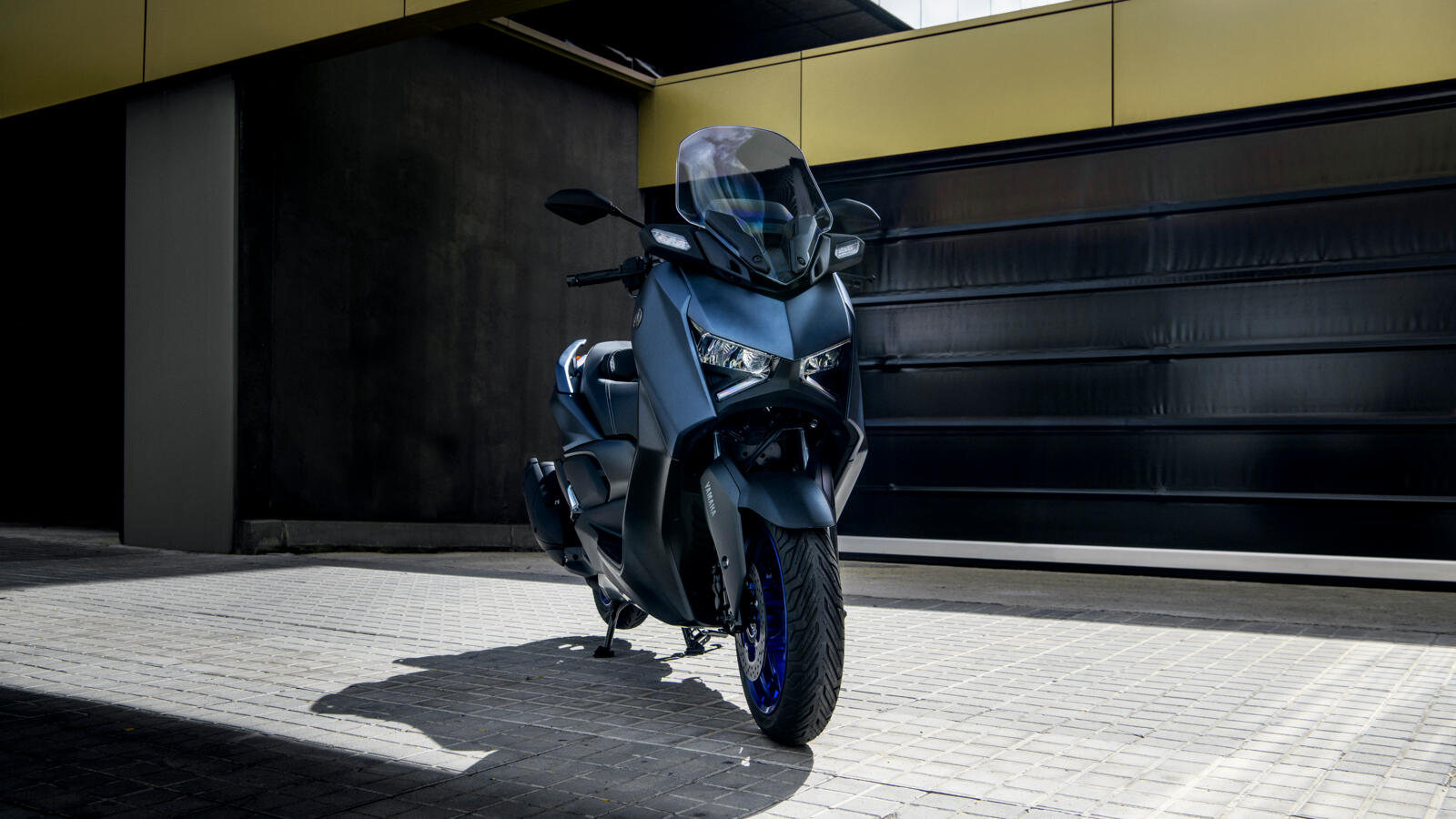 2023_YAM_XMAX125_EU_MBM3_STA_002_03_preview.jpg