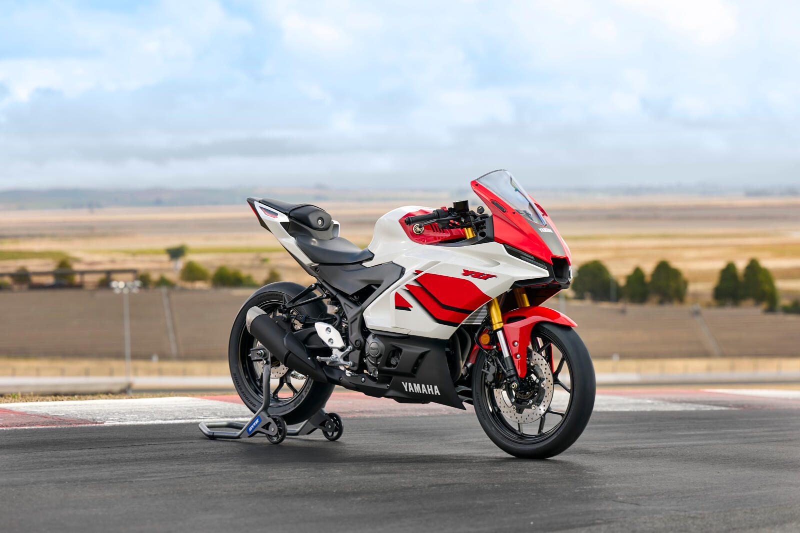 2026_YAM_YZFR320_EU_WM6_STA_002_03_preview.jpg