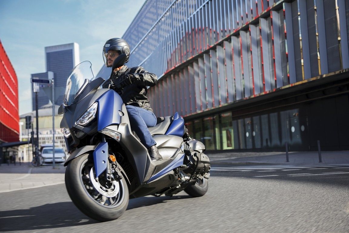 Noul scuter Yamaha X-MAX 400: control al tractiunii standard si pornire fara cheie!
