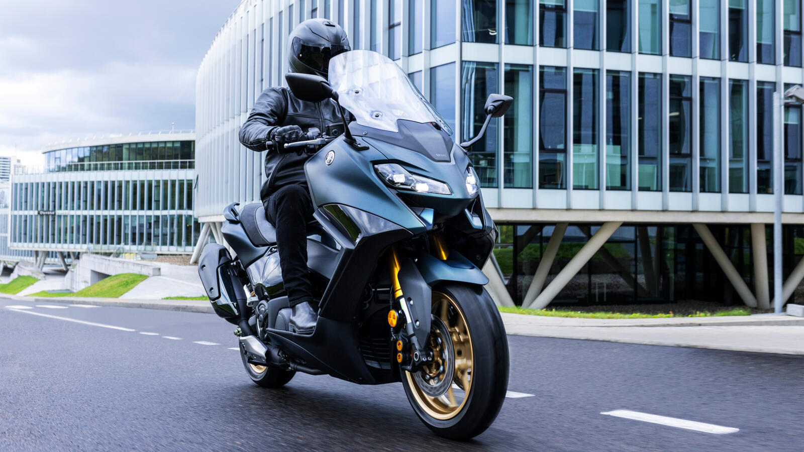 Noi scutere sport Yamaha TMAX și TMAX Tech MAX. — imagine 5