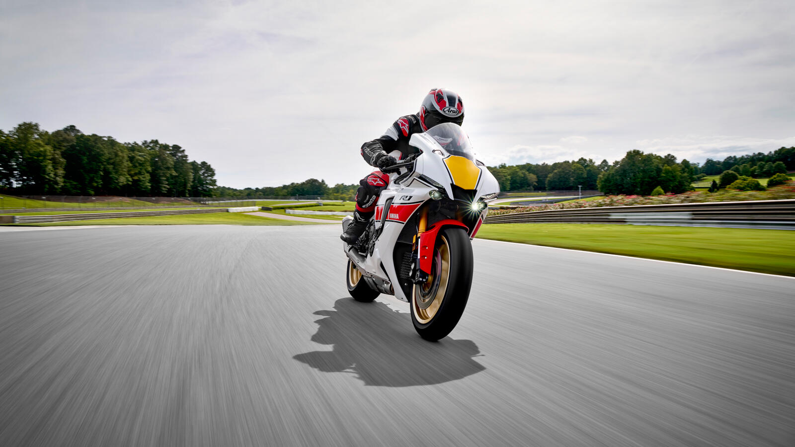 Modelele Yamaha R-Series 2022 sărbătoresc istoria curselor Grand Prix Yamaha — imagine 36