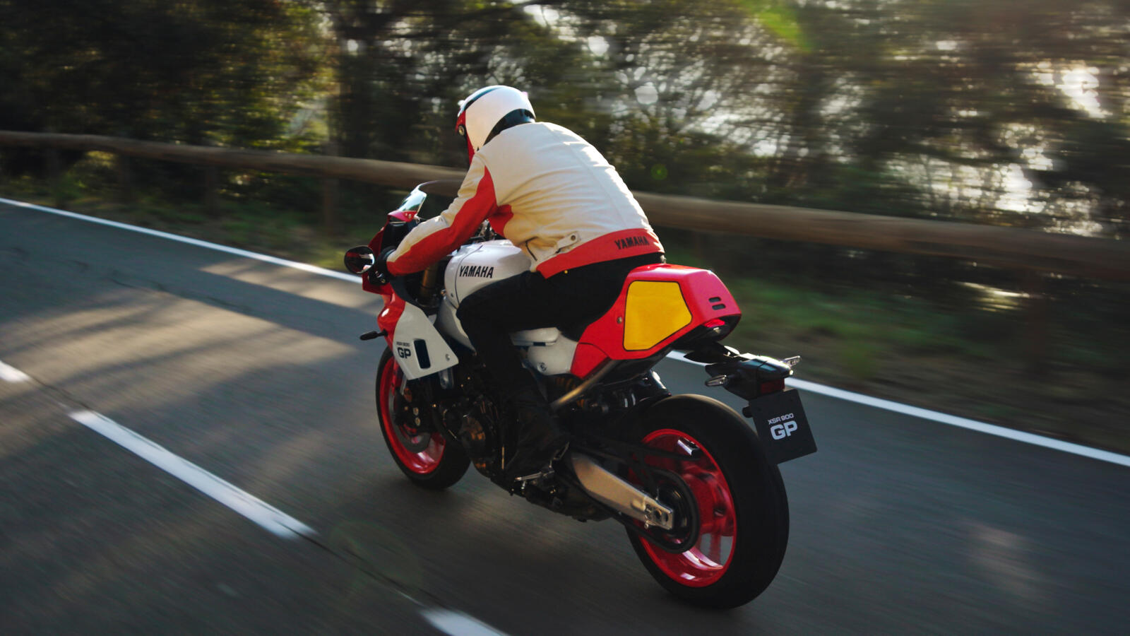 Născut emblematic: Noul XSR900 GP — imagine 6