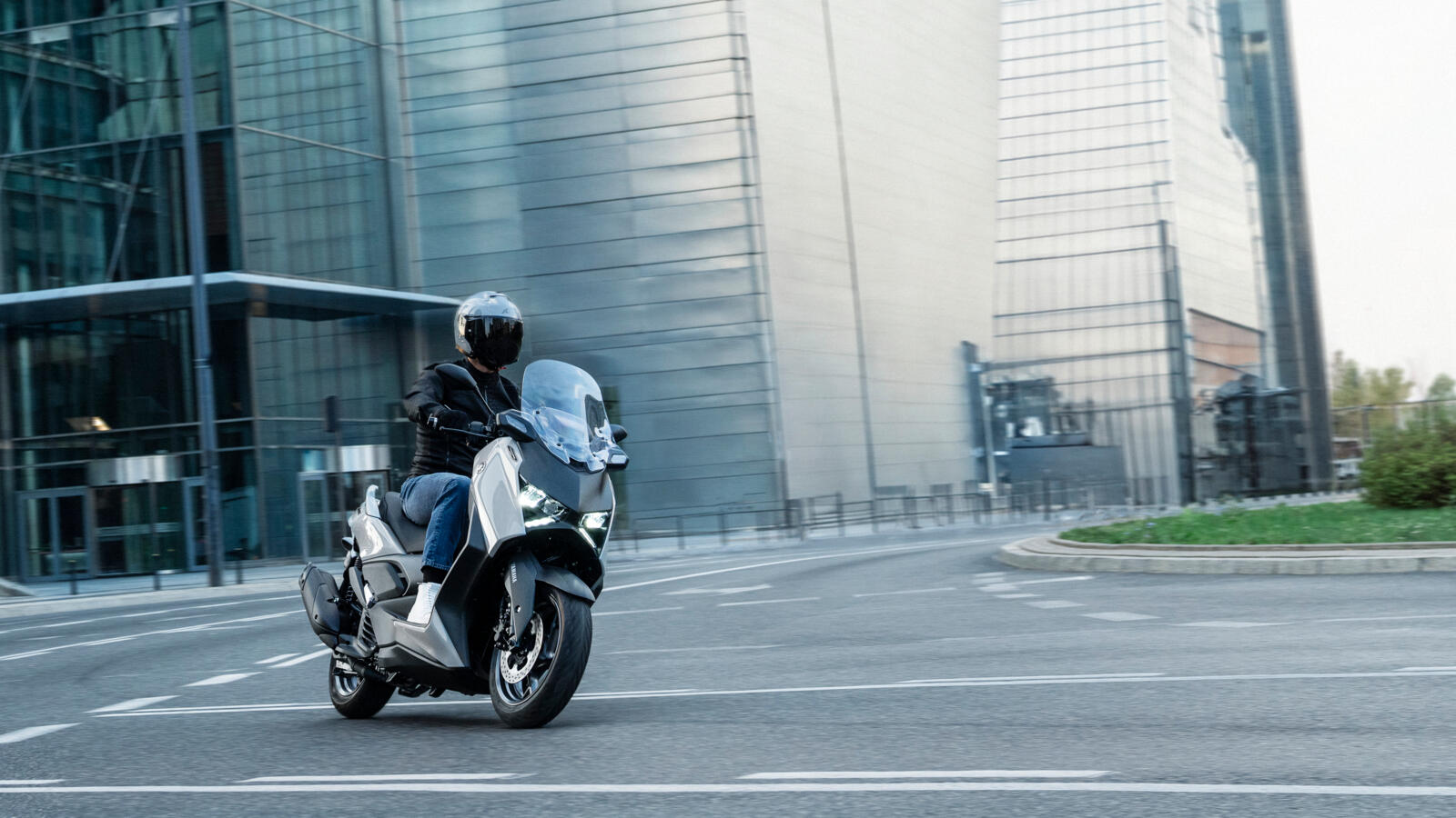Scutere sport XMAX 2025. — imagine 31