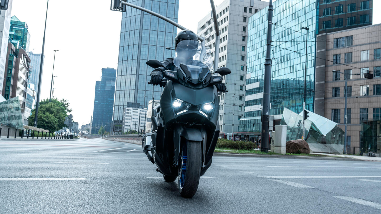 Scutere sport XMAX 2025. — imagine 4