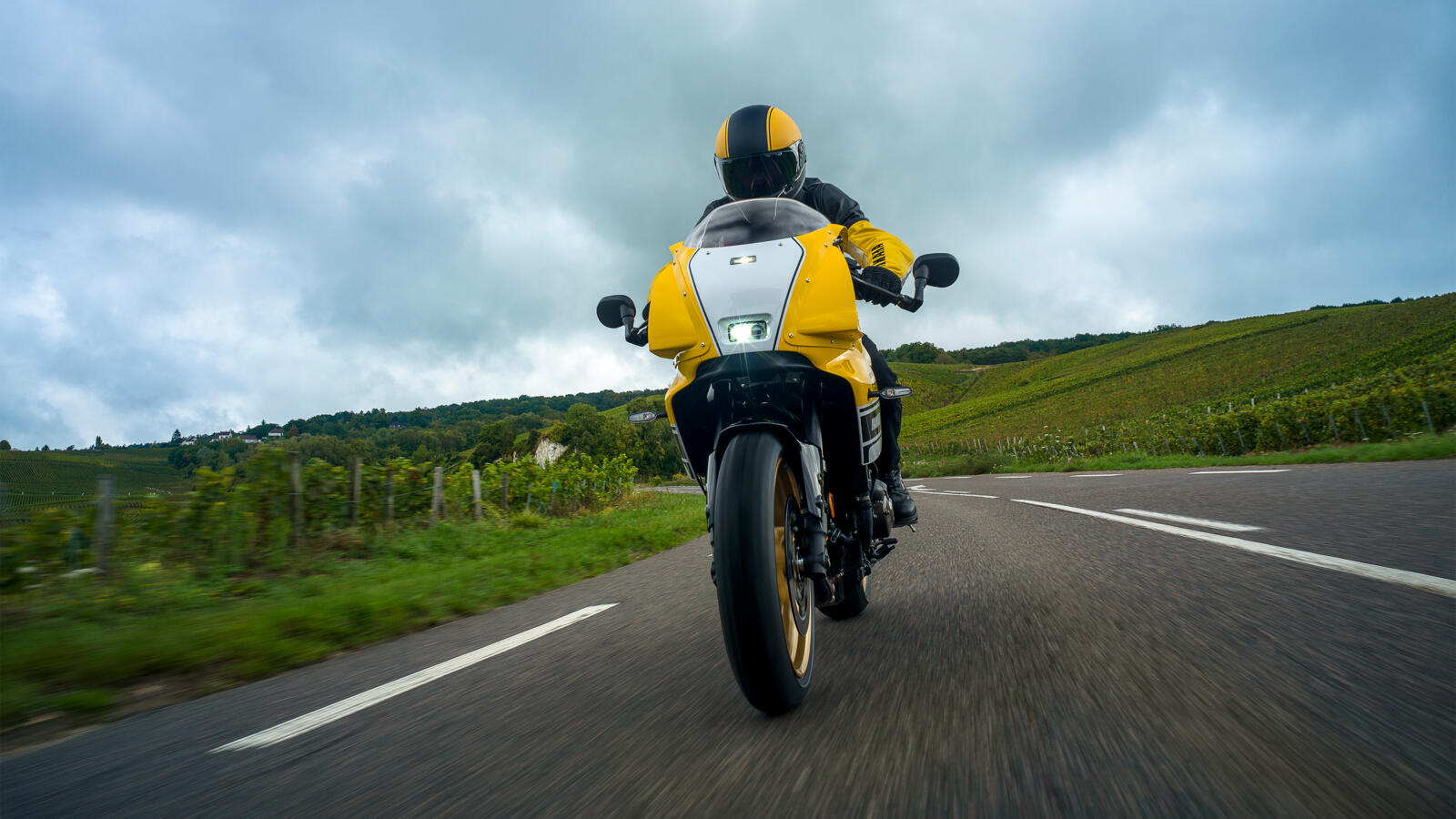 „REGELE” SE ÎNTOARCE: YAMAHA XSR900 GP 2026 — imagine 1