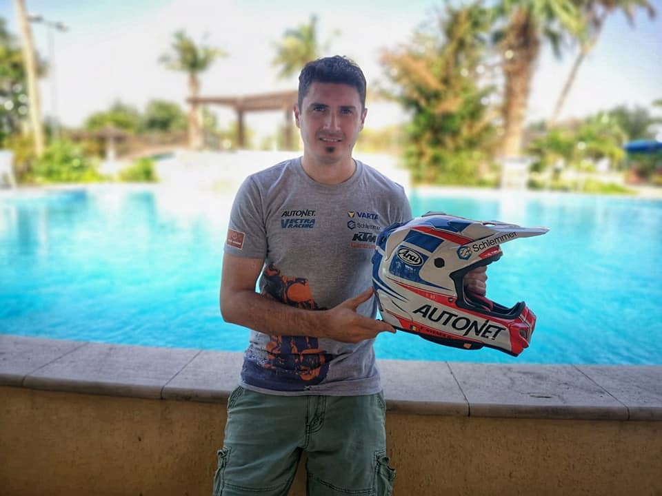 Mani Gynes alearga in Dakar cu o casca Arai MX-V oferita de Dual Motors! Descoper-o aici!