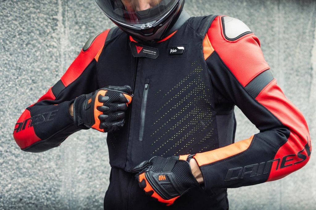 Noutățile aduse de vesta Dainese Smart Air pentru 2025 și de ce ea rămâne cel mai bun produs din segment