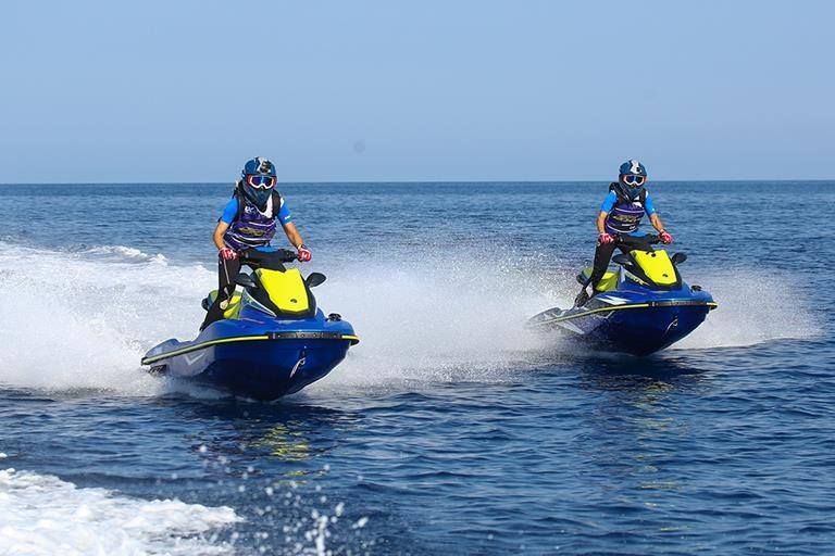 Doua fete ajung cu un skijet Yamaha EXR din Franta in Corsica si cateva sfaturi pentru cei ce vor sa piloteze un skijet
