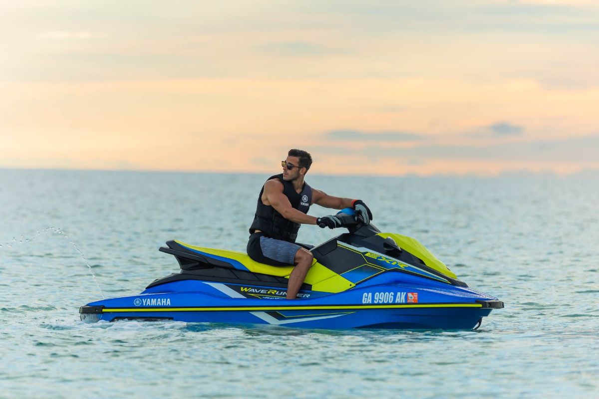 Doua fete ajung cu un skijet Yamaha EXR din Franta in Corsica si cateva sfaturi pentru cei ce vor sa piloteze un skijet — imagine 1