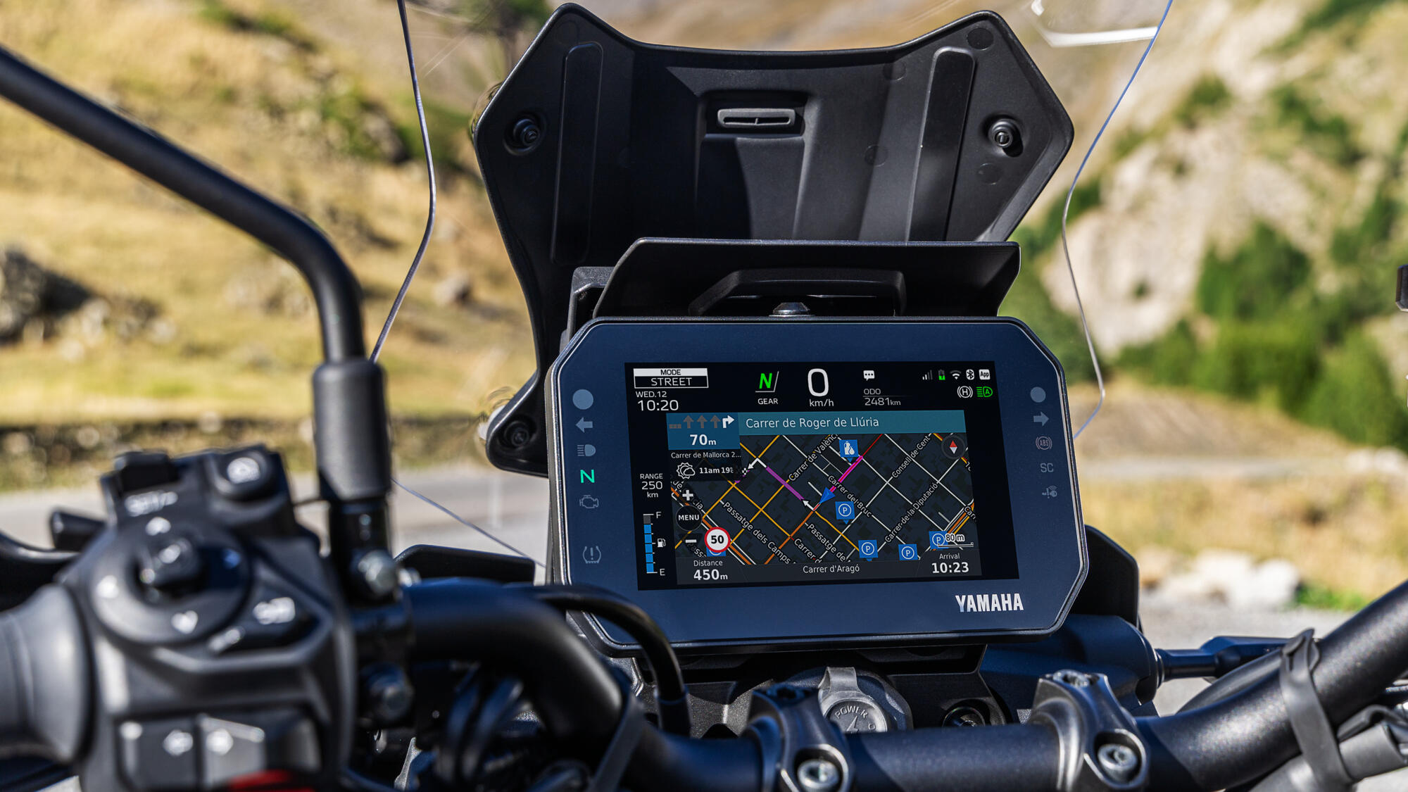 Bord TFT de 7" cu navigare Garmin integrată complet
