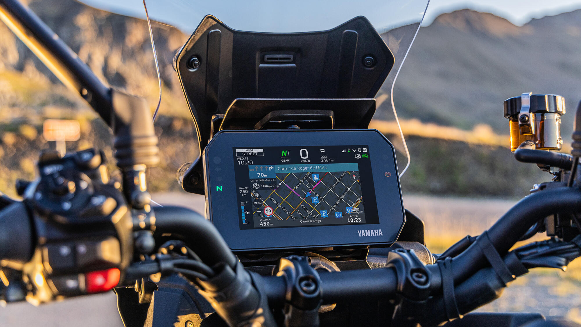 Bord TFT de 7" cu navigare Garmin integrată complet